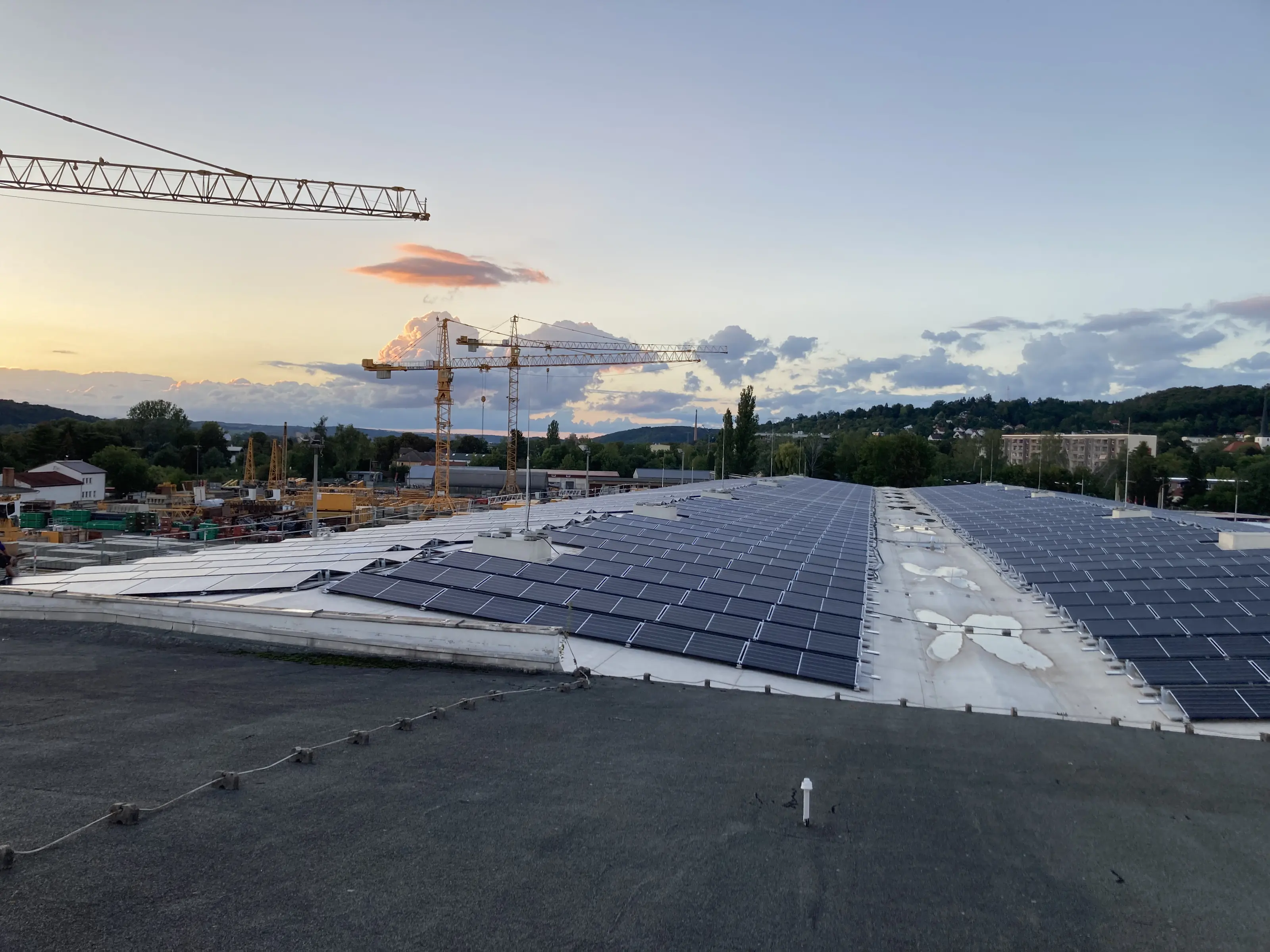 Photovoltaik-Grossanlage auf einem Flachdach im Abendlicht