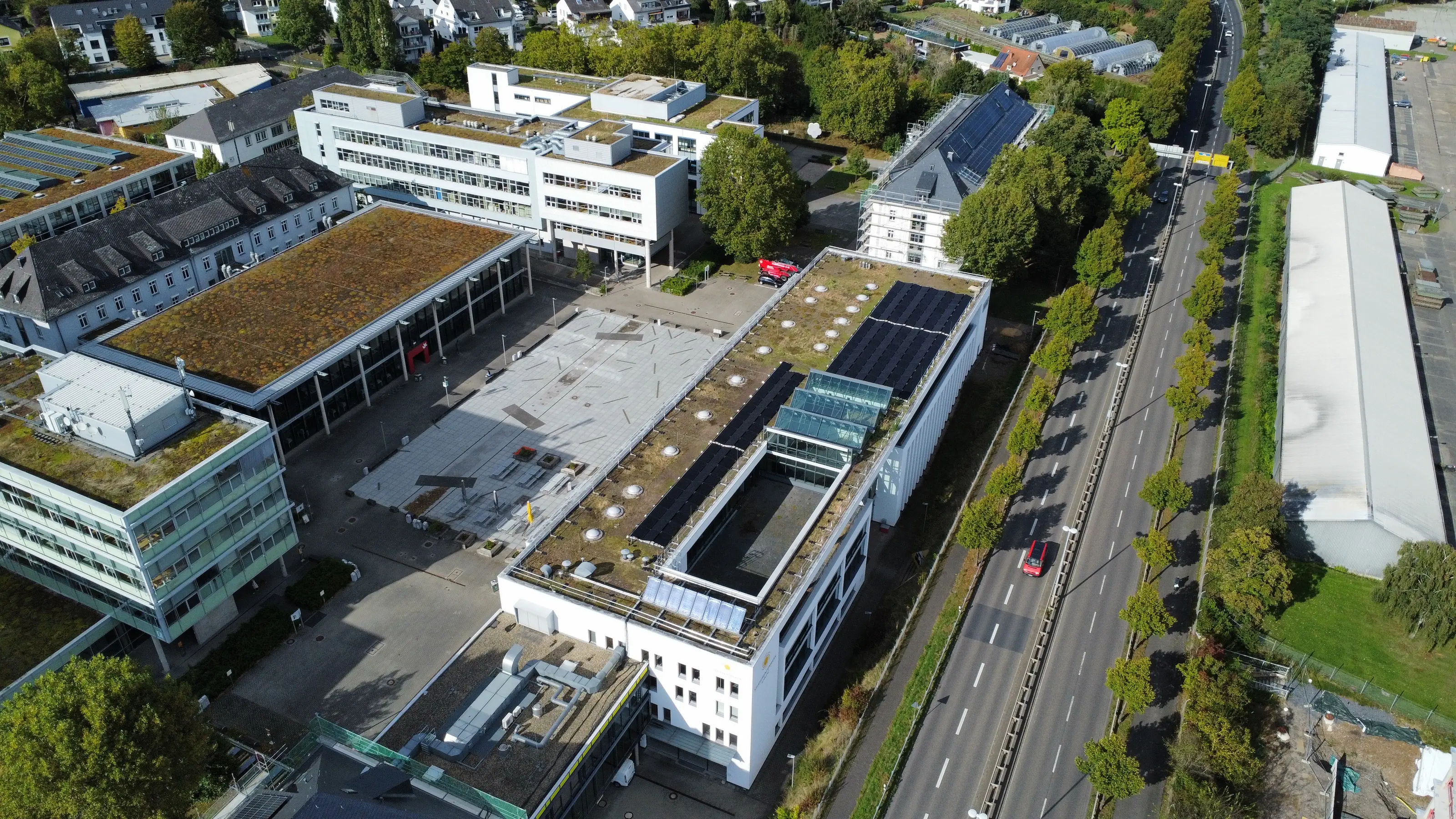 Bildungsgebäude mit Photovoltaikanlagen auf den Dächern